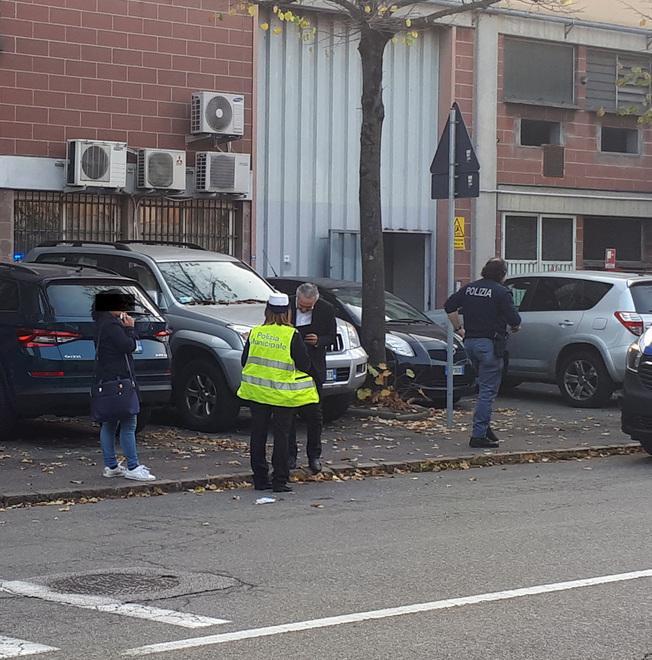 Modena, ragazza rapinata e trascinata con l’auto 