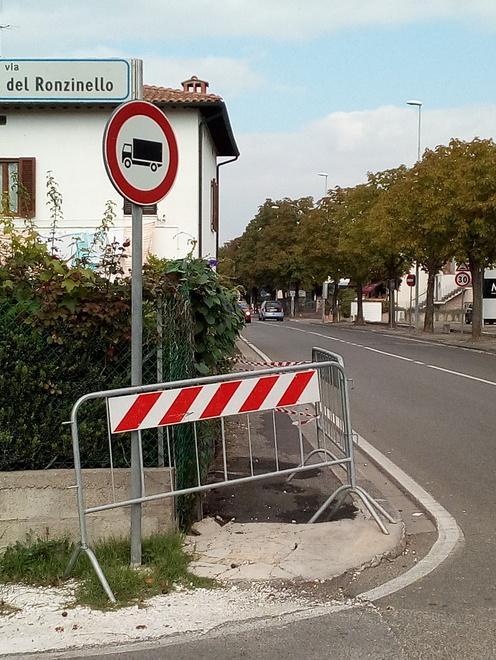 Pericoli per il marciapiede off-limits 