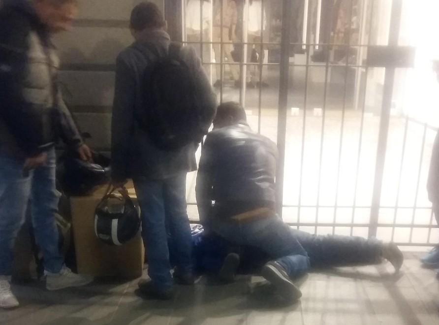 Palpeggia due donne: arrestato in flagranza tra i passanti in centro 