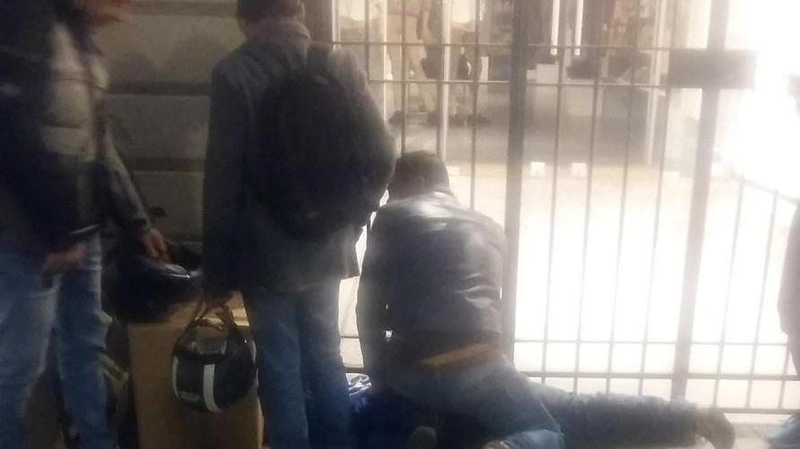 Palpeggia due donne: arrestato in flagranza tra i passanti in centro