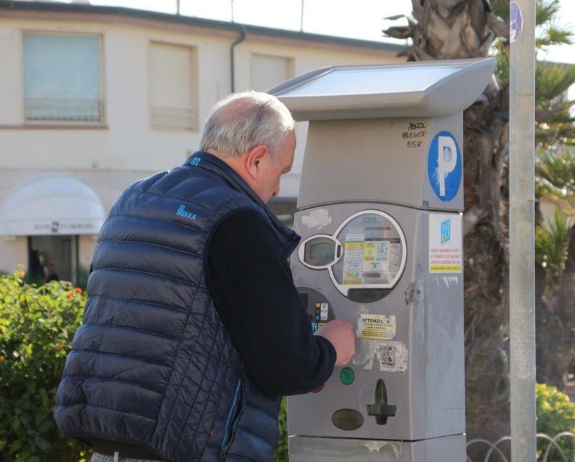 La sosta si pagherà con carta di credito ai nuovi parchimetri 