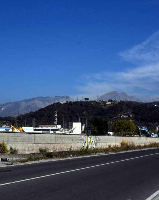 Carrara, ex Rumianca giù il capannone “della paura” 