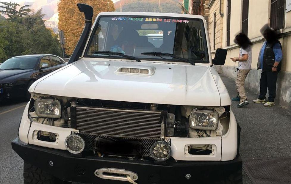 Sorpreso a rubare a bordo di un fuoristrada 