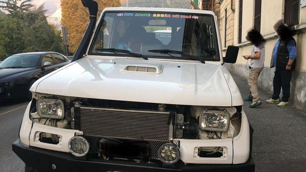 Sorpreso a rubare a bordo di un fuoristrada