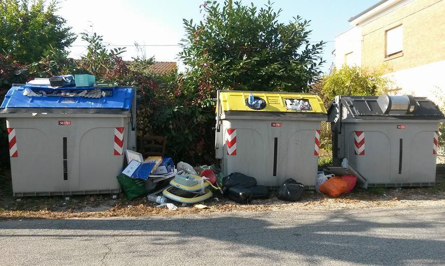 Rifiuti abbandonati, fioccano multe