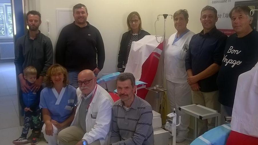 I cacciatori donano all’Avis una poltrona per i prelievi