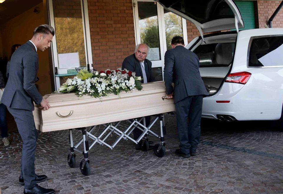Fiori bianchi e rose rosse per l’addio a Sara Teneggi 