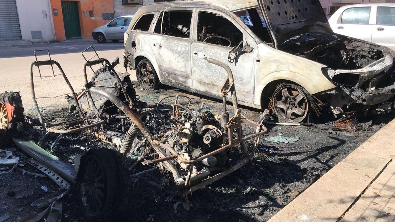 Una notte di fuoco, blitz in tre quartieri distrutte 4 auto 