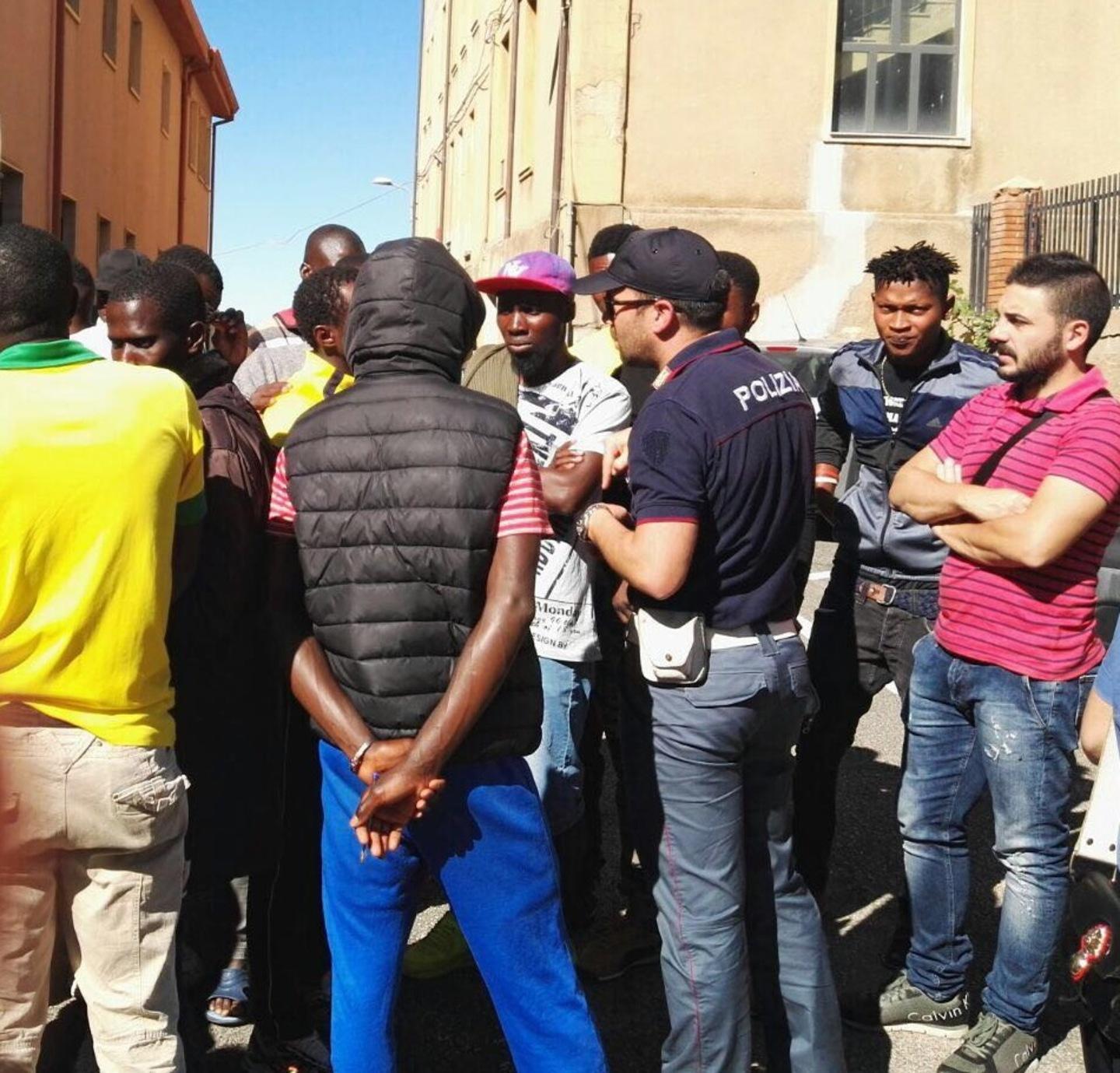 «Dateci asilo politico» i migranti bloccano la strada con i massi 