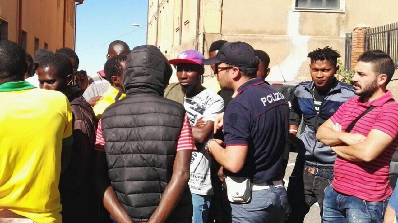 «Dateci asilo politico» i migranti bloccano la strada con i massi 