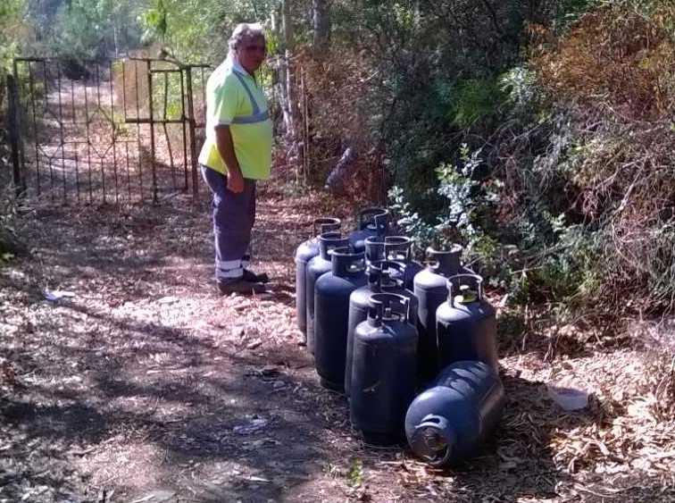 Le bombole del gas smaltite in un canale