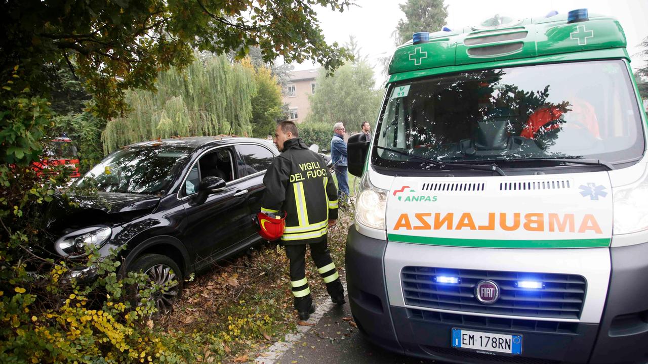 Reggio Emilia, mamma con due bimbi a bordo si schianta contro un albero