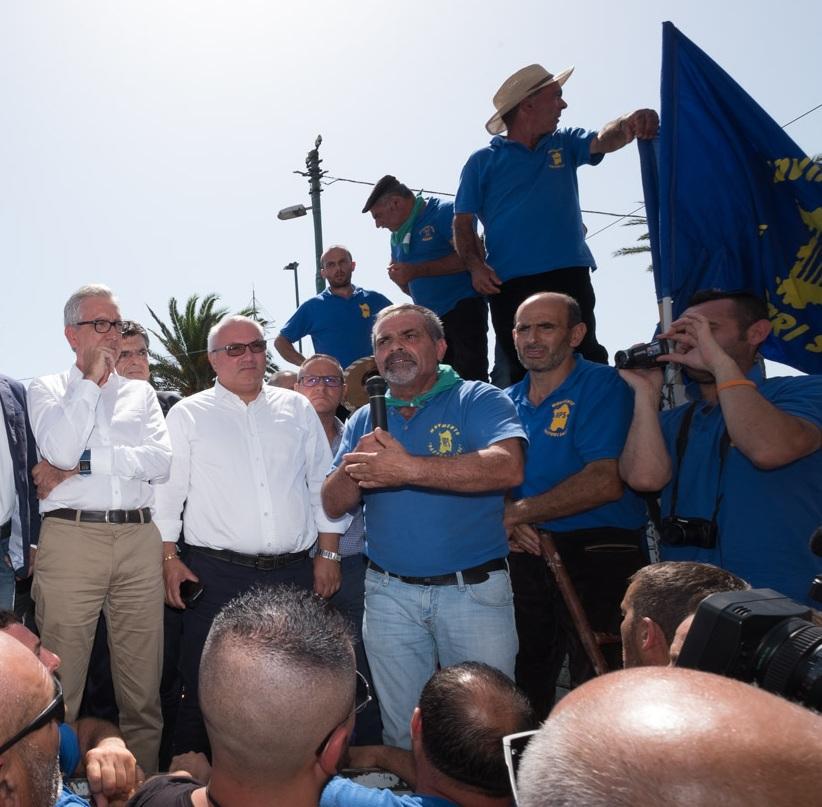 Pigliaru, Caria e Floris durante la manifestazione del 2 agosto a Cagliari