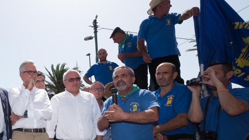 Pigliaru, Caria e Floris durante la manifestazione del 2 agosto a Cagliari