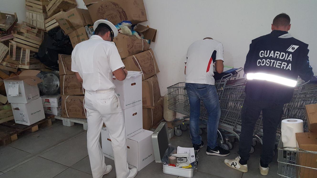 La guardia costiera sequestra cento chili di pesce in due ristoranti