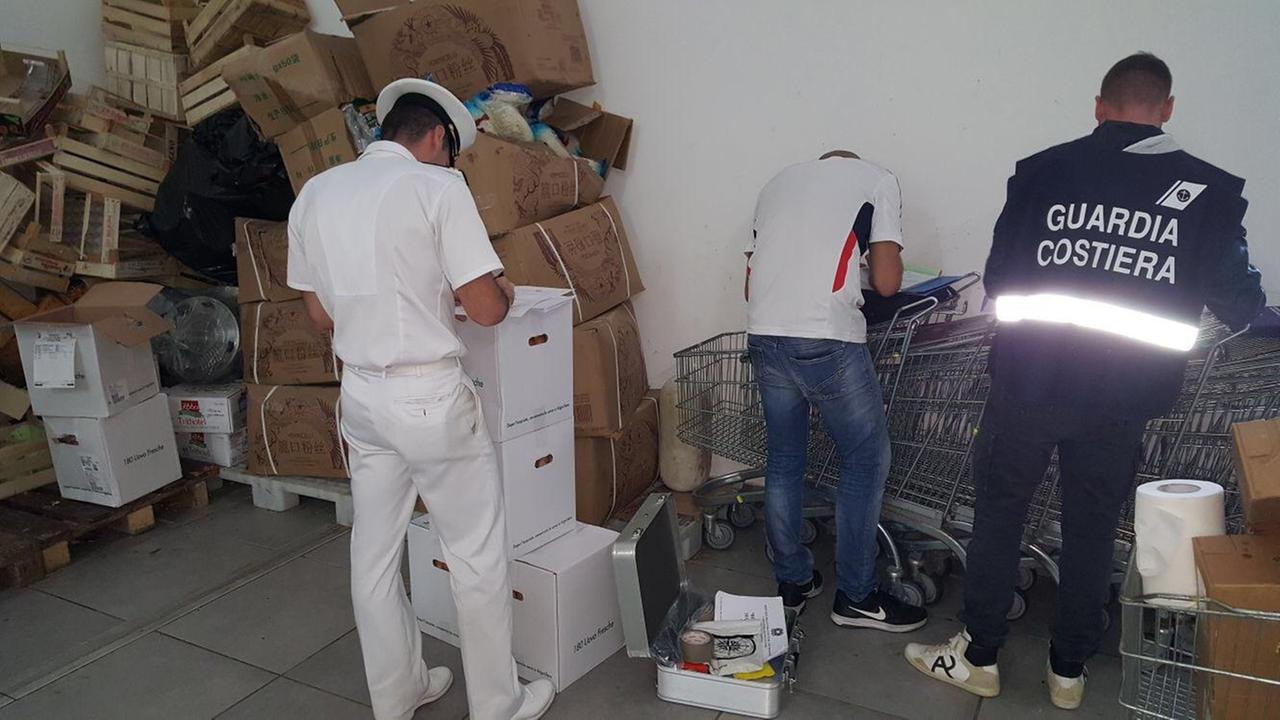 La guardia costiera sequestra cento chili di pesce in due ristoranti