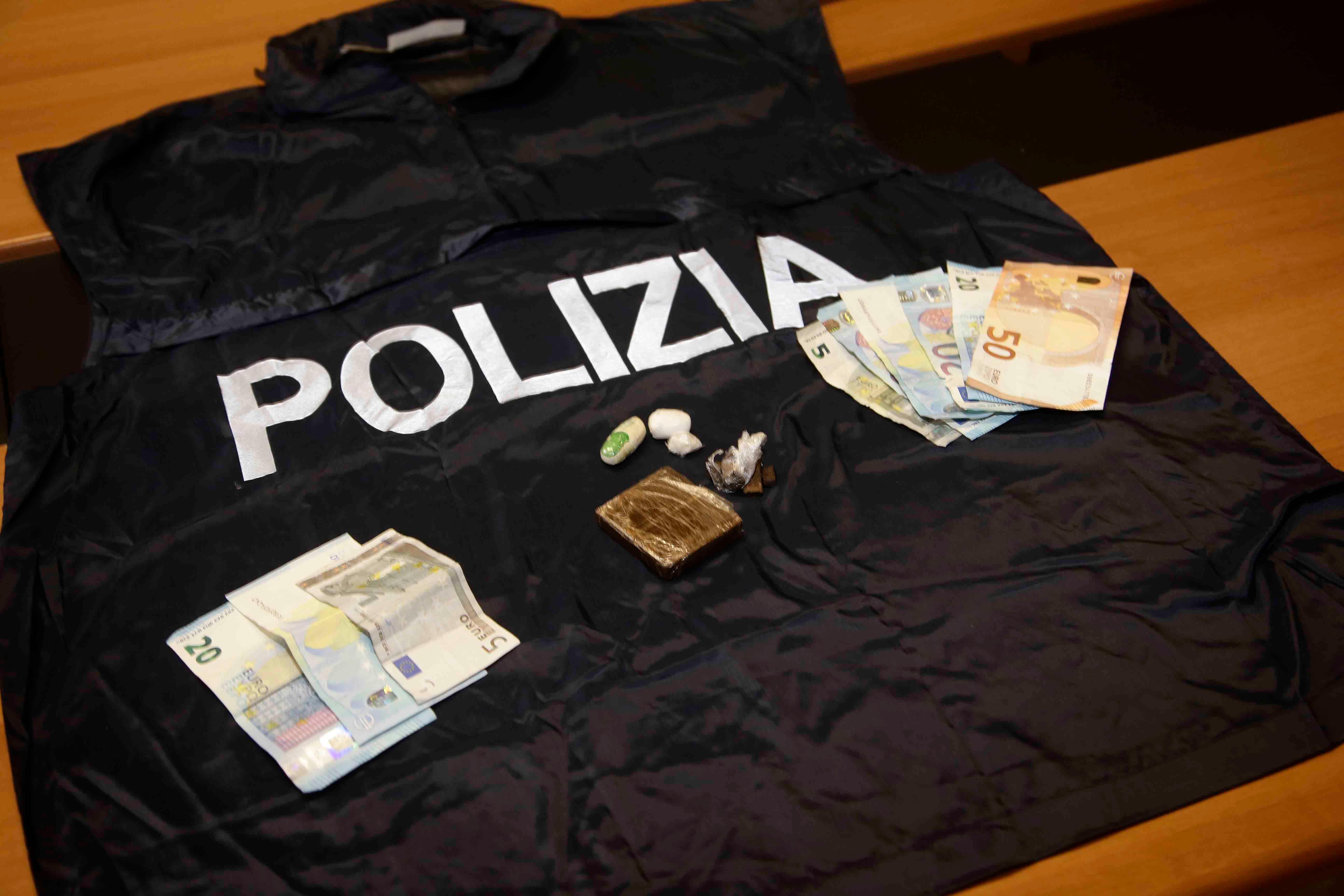 Reggio Emilia, la polizia insegue uno spacciatore e ne arresta due