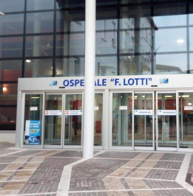 Schiaffo alla moglie mentre tiene in braccio la figlia 