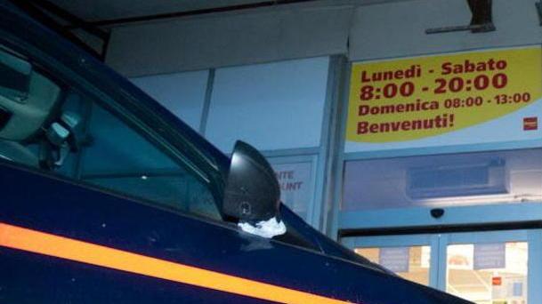 Rapinatore ferisce il cassiere del Penny