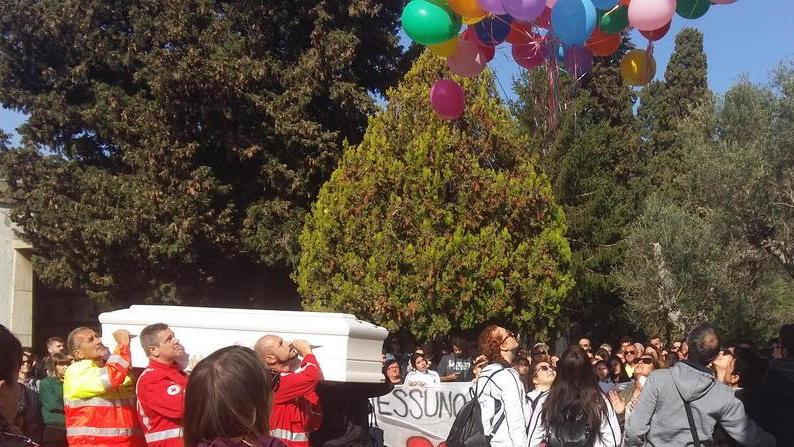 Palloncini, colori e lacrime all’ultimo ballo di “Betty”