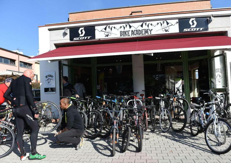 Colpo grosso nel negozio delle superbici 