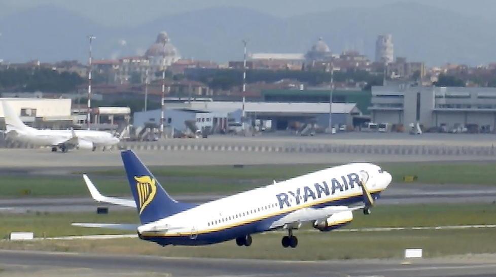 Un Boeing 737-800 di Ryanair decolla dal Galilei (foto Muzzi)