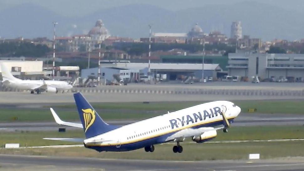 Un Boeing 737-800 di Ryanair decolla dal Galilei (foto Muzzi)