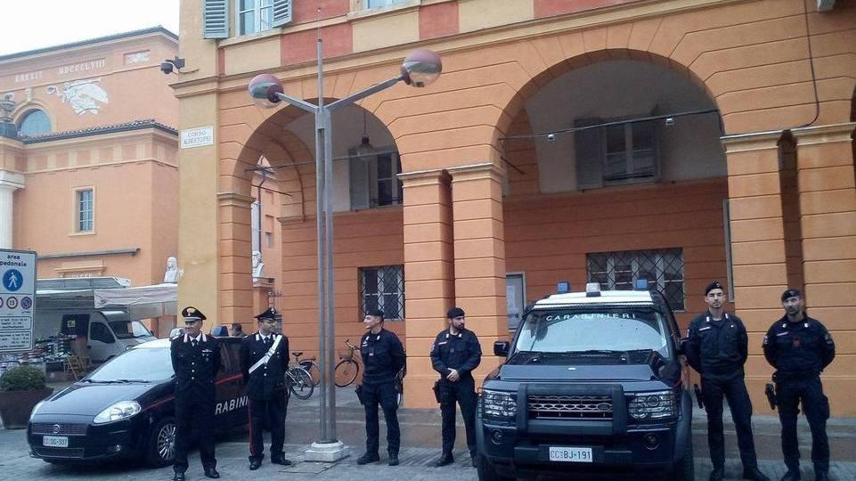 Carabinieri antiterrorismo sorvegliano punti sensibili