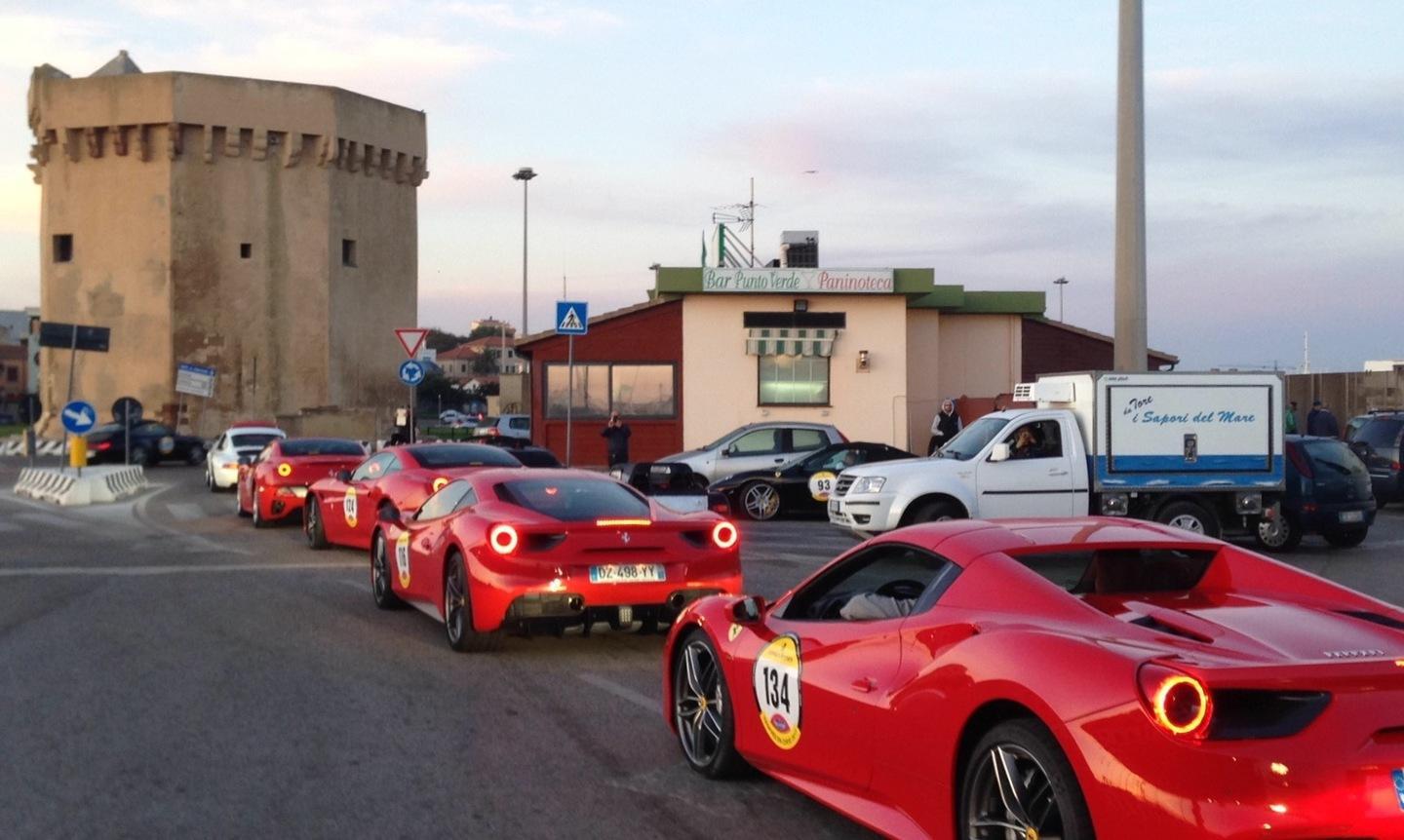 Sfilano le Ferrari degli anni ’80