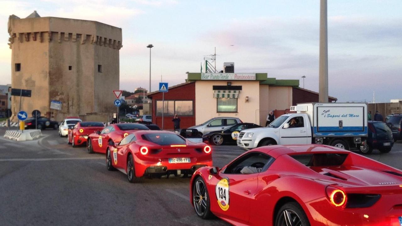 Sfilano le Ferrari degli anni ’80