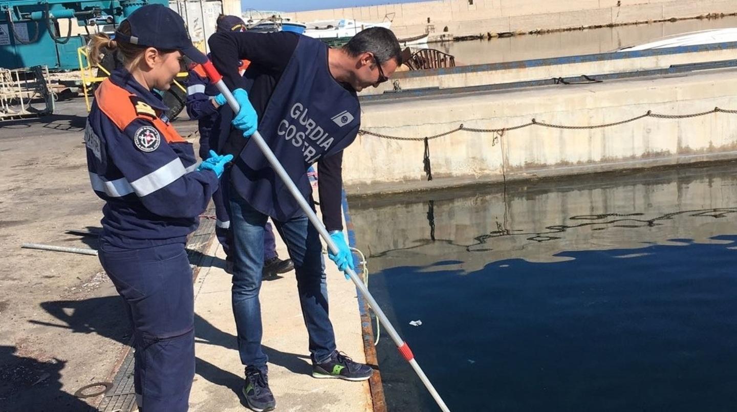 Controlli nel mare del sito industriale