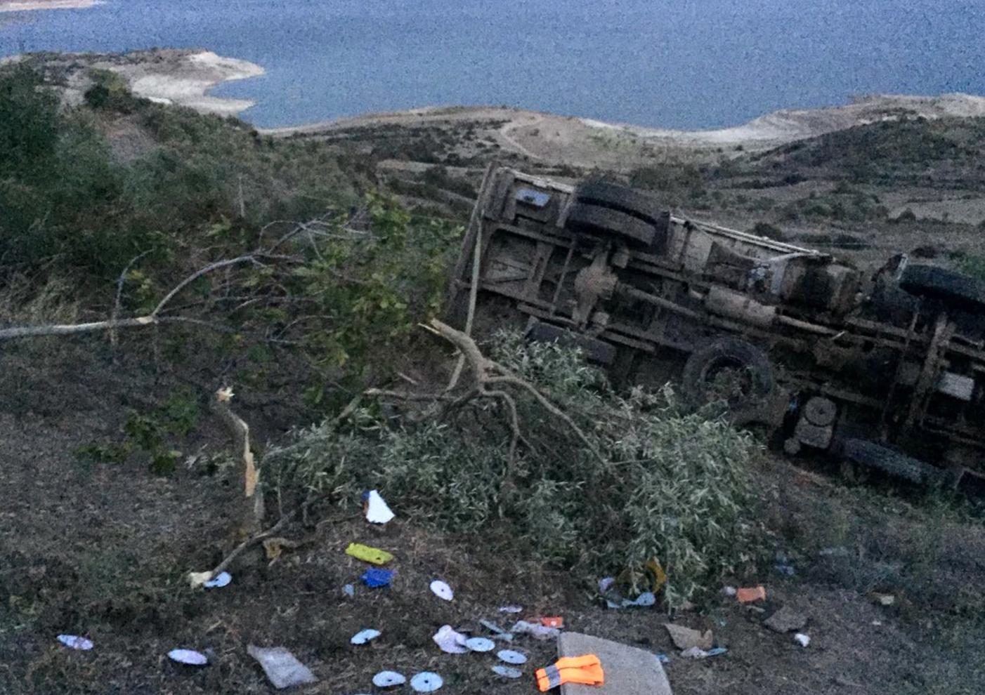 Camion sbanda e si ribalta: illesi i due occupanti