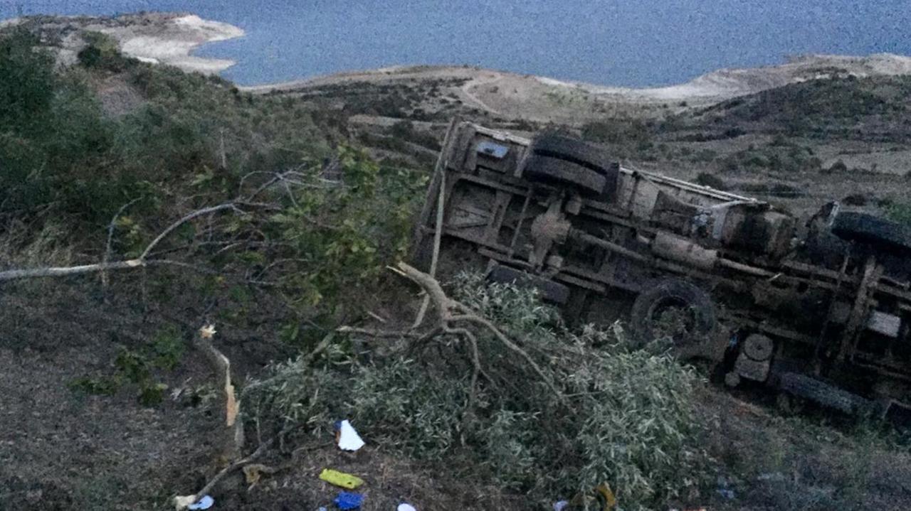 Camion sbanda e si ribalta: illesi i due occupanti