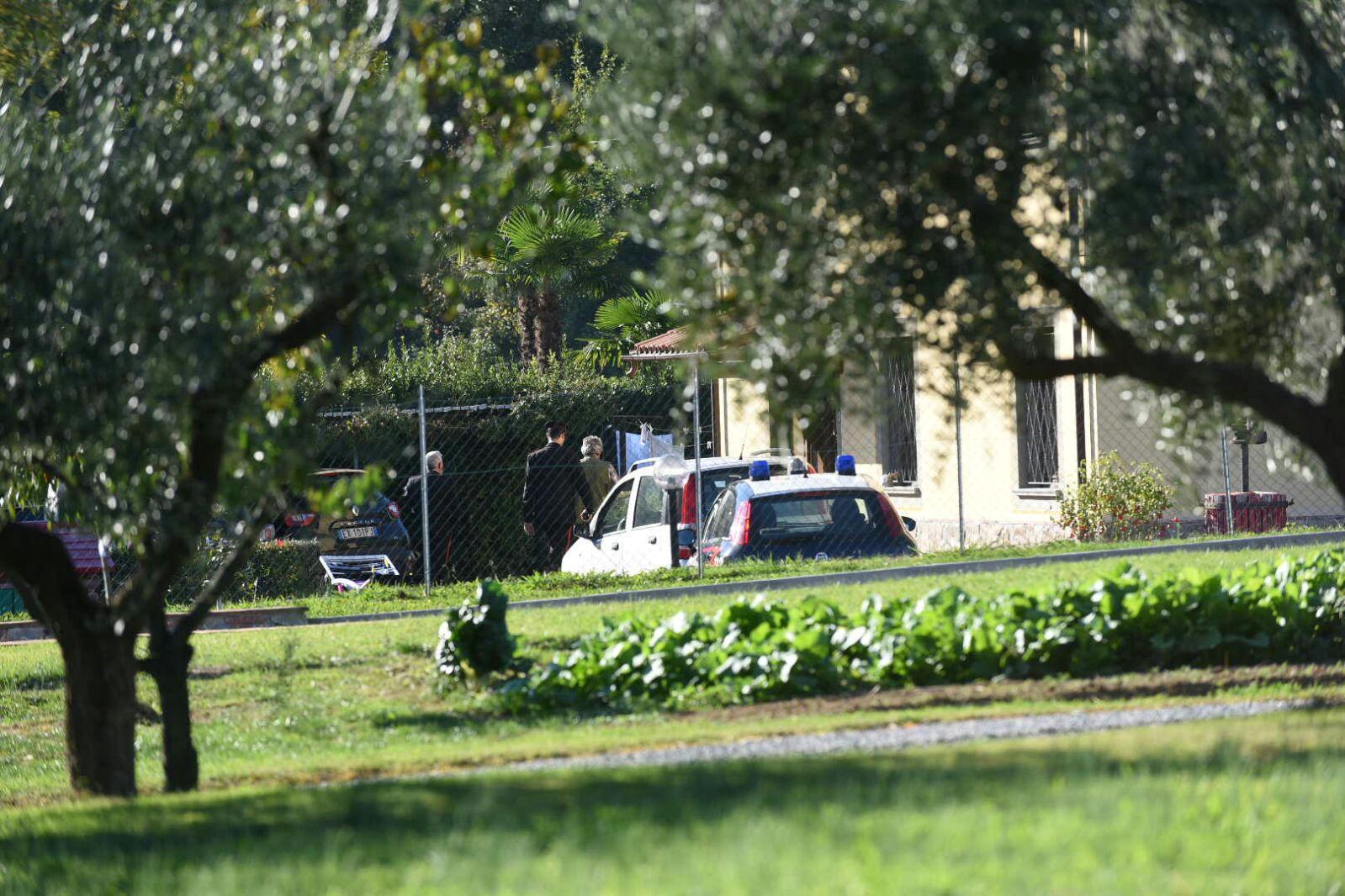 La zona dove è successo il fatto, in lontananza i carabinieri