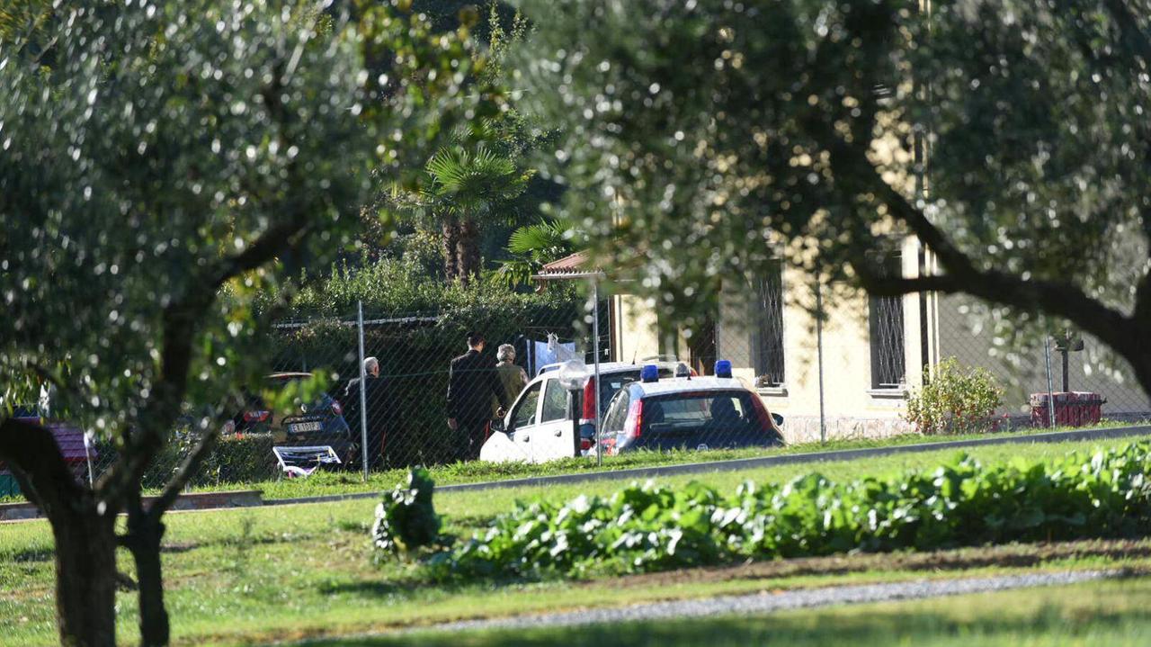 La zona dove è successo il fatto, in lontananza i carabinieri