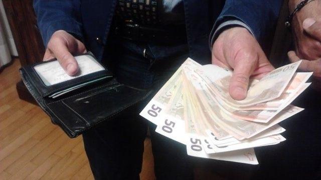 Ruba un portafogli dimenticato, denunciata