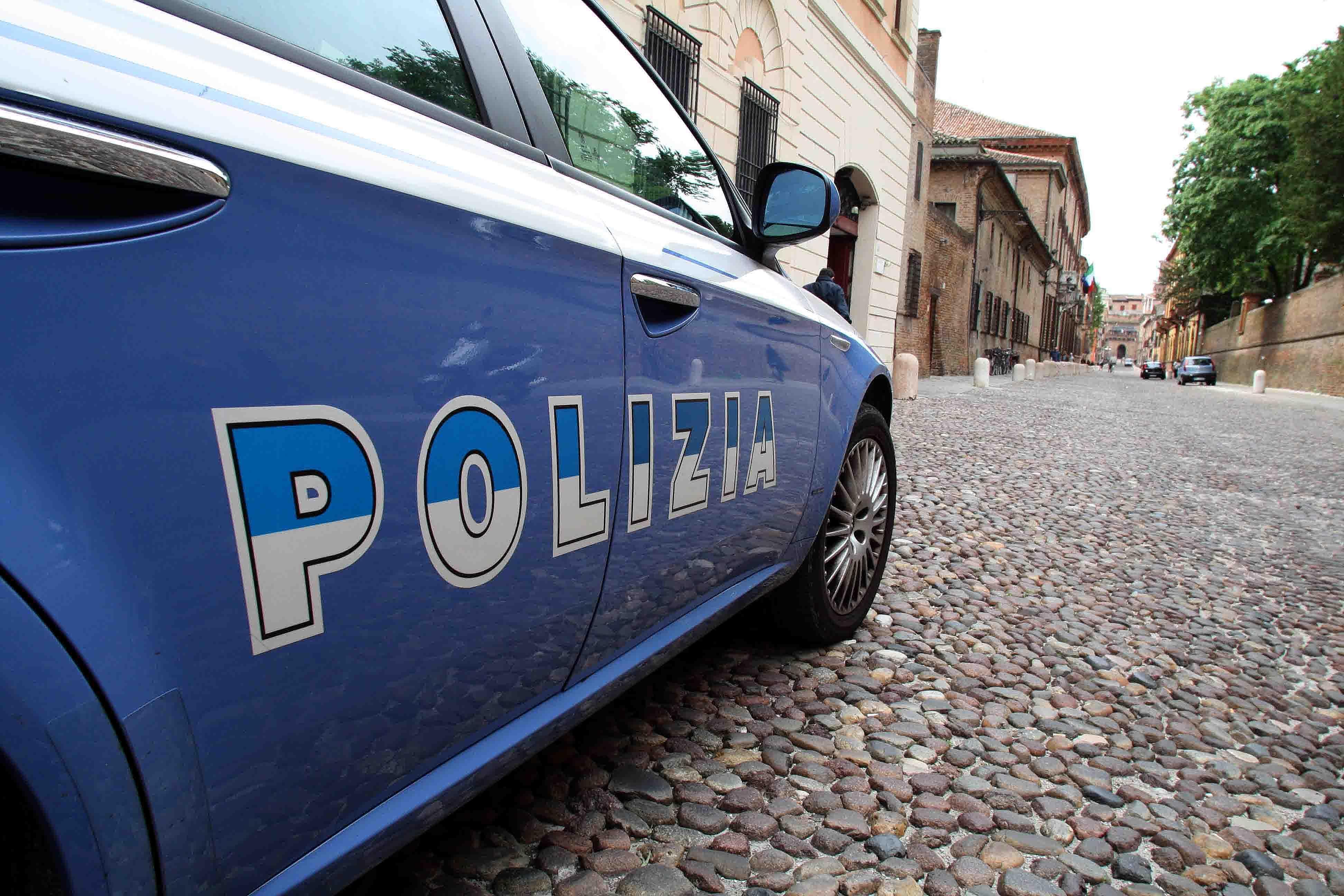 Cerca di nascondere la droga sulla Volante della polizia