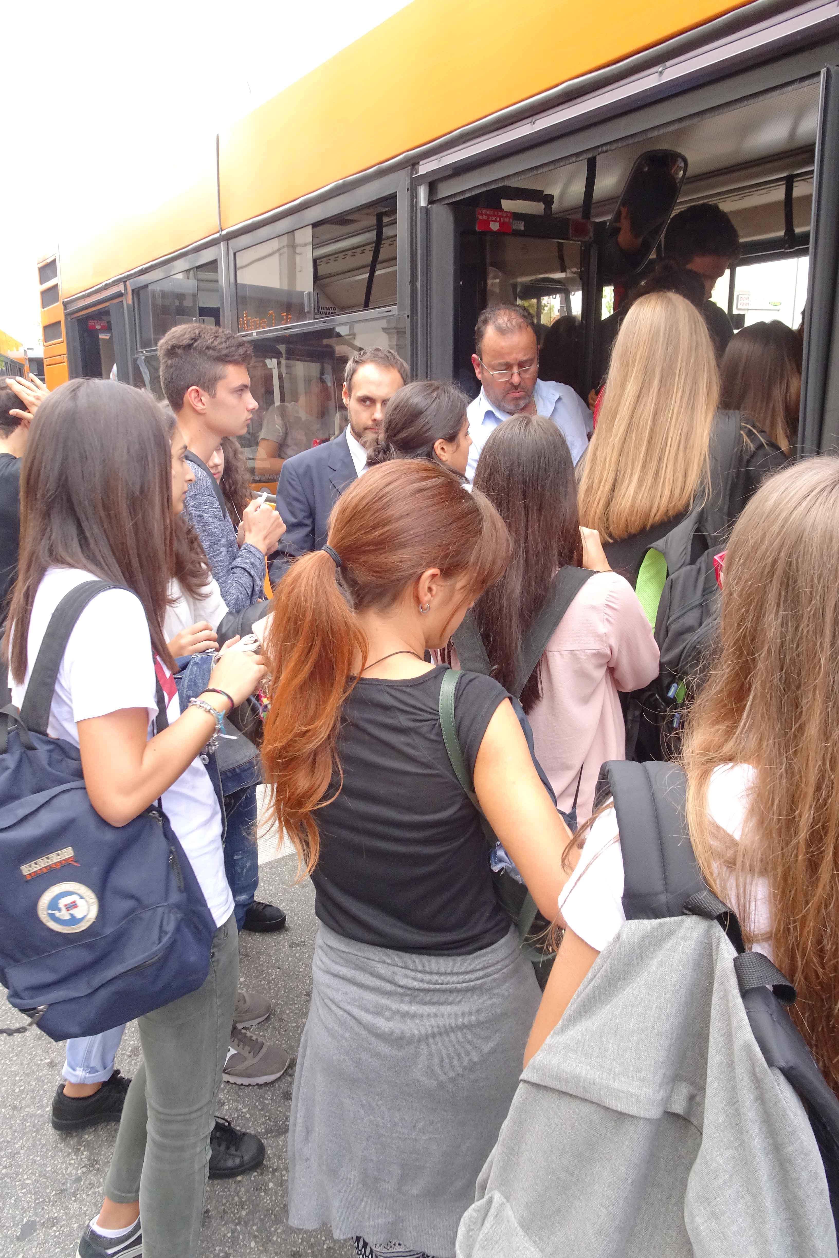 Ressa di studenti pe salire su un autobus