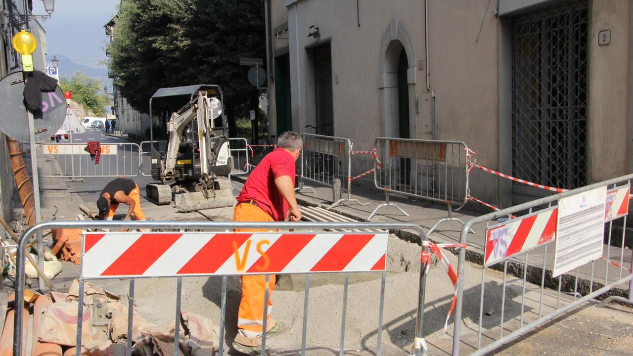 Via San Giorgio chiusa per lavori sulla rete idrica (foto Batavia)