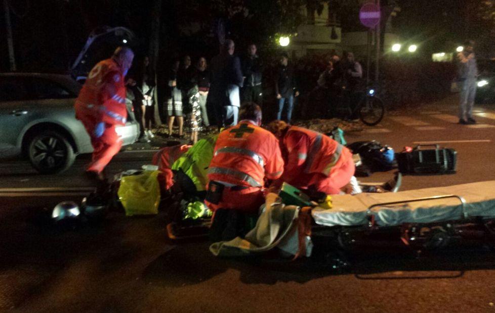 Reggio Emilia, motociclista urta due auto e finisce a terra 