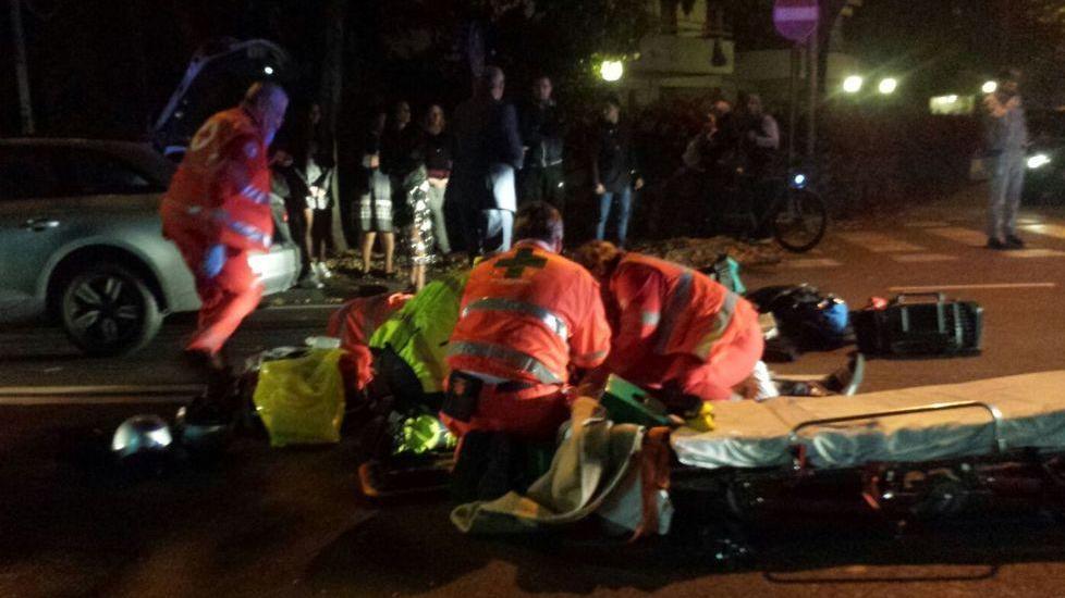 Reggio Emilia, motociclista urta due auto e finisce a terra