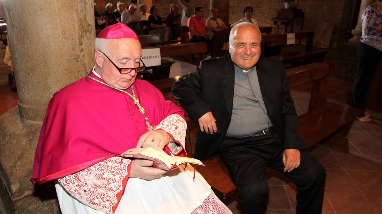 A destra don Masini con il vescovo Alberto Silvani