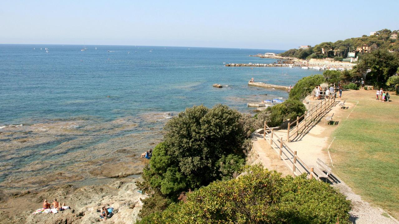 La spiaggia sotto la terrazza della Pineta Marradi
