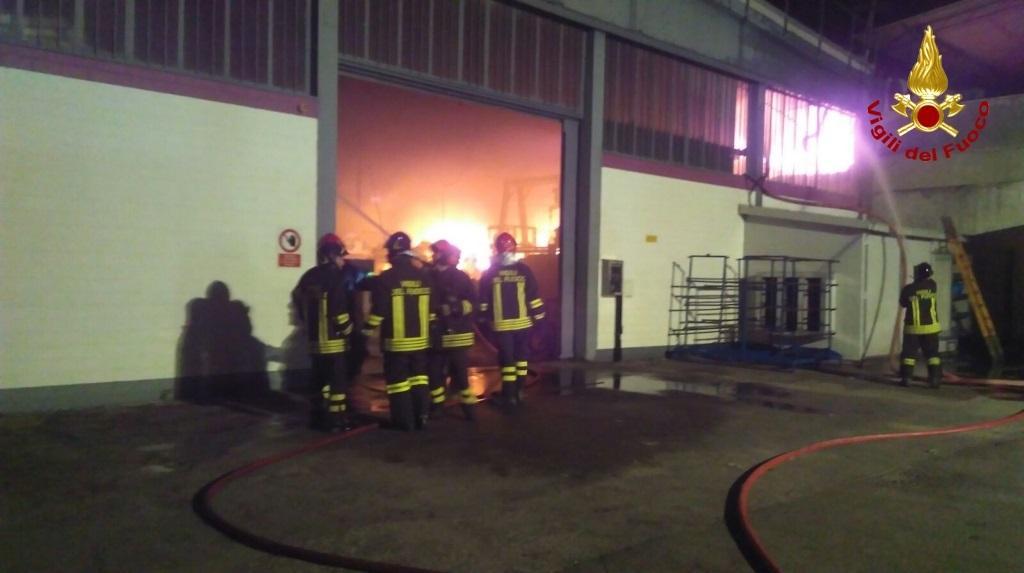In fiamme azienda tessile ad Agliana - VIDEO