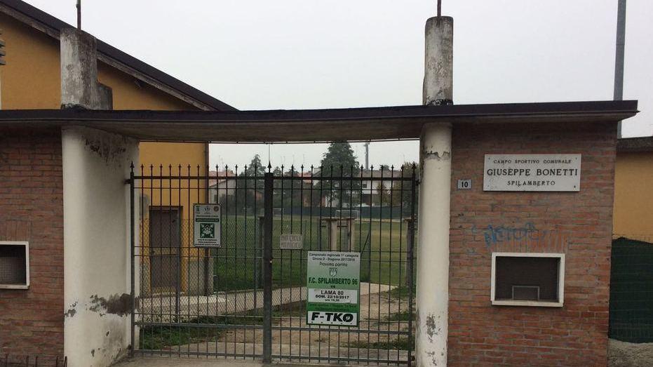Ladro negli spogliatoi aggredisce dirigente, la squadra lo insegue