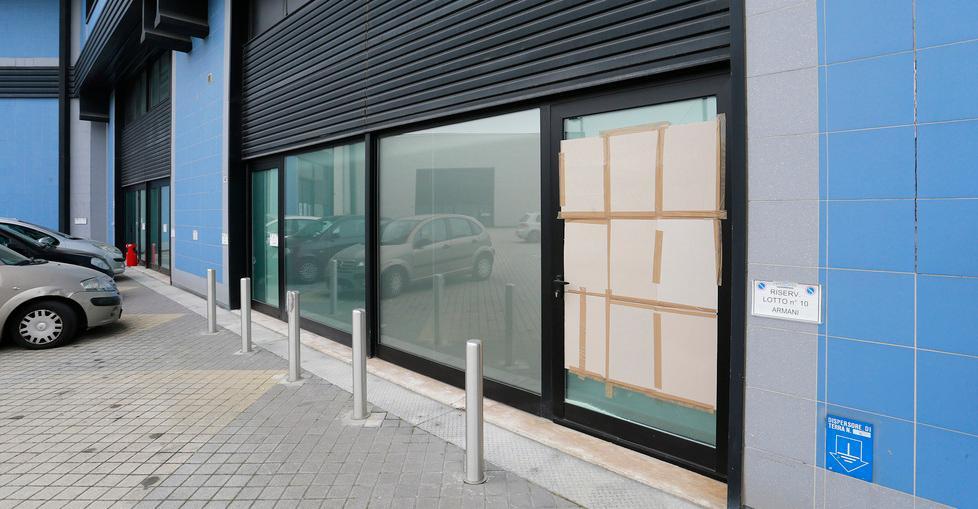 L’outlet di Armani a Modena saccheggiato dai ladri 