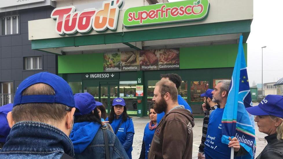 No ai licenziamenti, lavoratori in sciopero