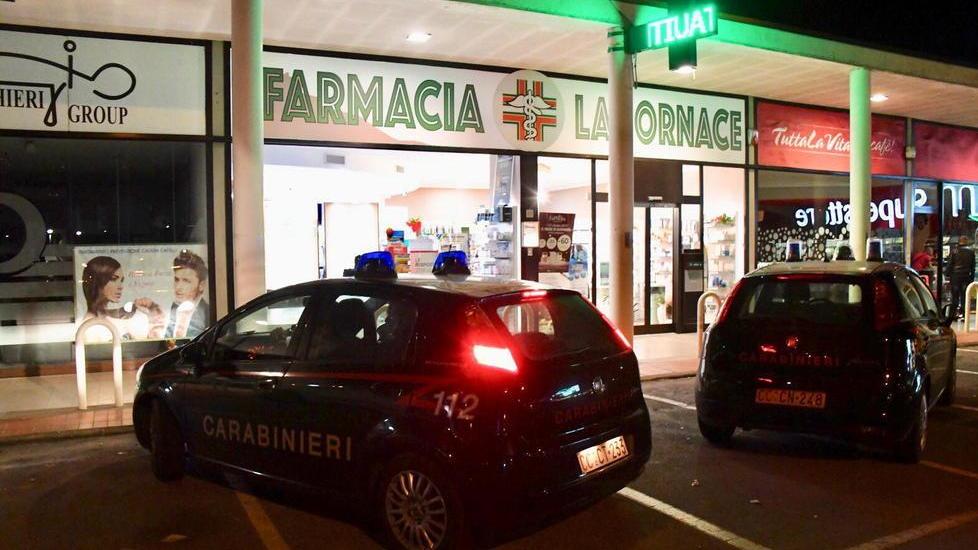 Armato di coltello rapina una farmacia