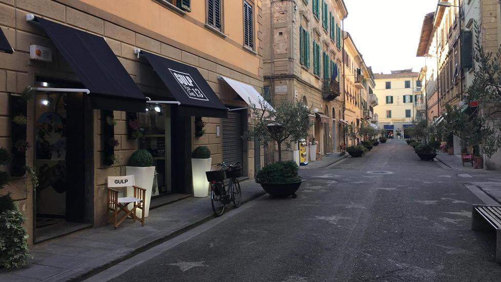 Passeggia con un'amica: aggredita e ferita in pieno centro
