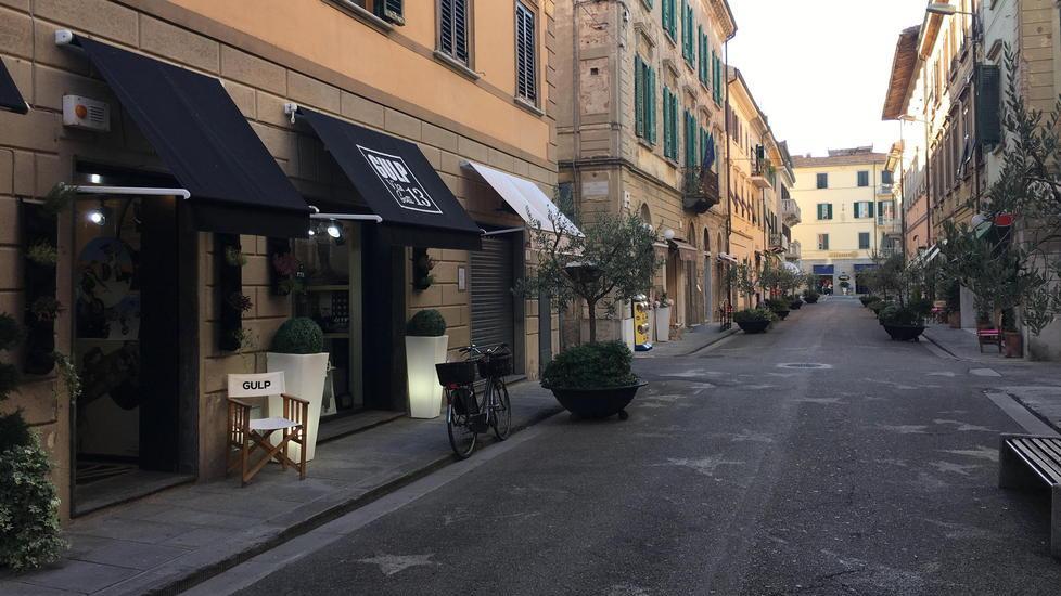 Passeggia con un'amica: aggredita e ferita in pieno centro